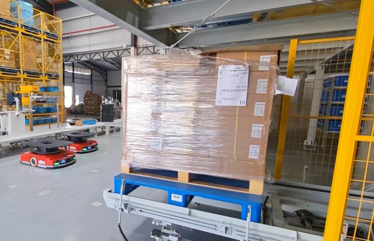 AMR at palletizing cell